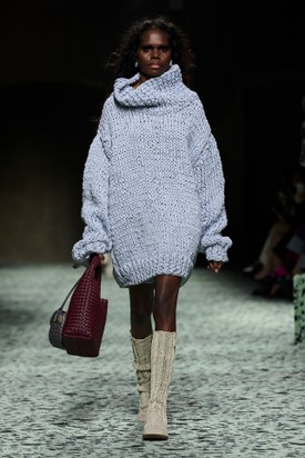 Bottega Veneta FW23 – Az ősz nem is az igazi egy klasszikus kötött pulcsi nélkül, amelynek most az oversized verziója dominálta a kifutókat. Ráadásul egy leggings is elég hozzá!