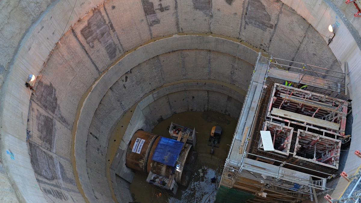 Zakończono drążenie tunelu pod Wisłą, dzięki któremu być może już pod koniec kwietnia przyszłego roku ścieki z lewobrzeżnej części Warszawy będą doprowadzane do oczyszczalni "Czajka" - poinformowało Miejskie Przedsiębiorstwo Wodociągów i Kanalizacji.