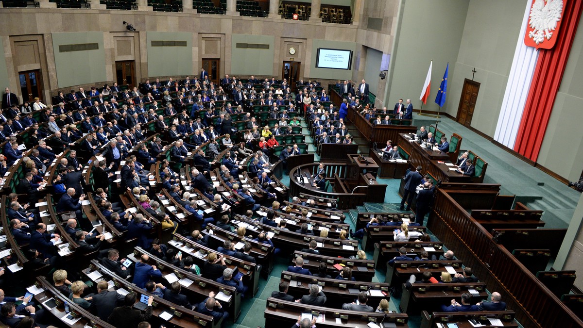 Sejm uchwalił nowelizację autorstwa PiS regulującą zasady pobierania przez służby specjalne billingów i prowadzenia kontroli operacyjnej. Głosowanie poprzedziłą burzliwa debata. Posłowie opozycji krytykują pomysły PiS. Wszystkie poprawki zostały odrzucone.