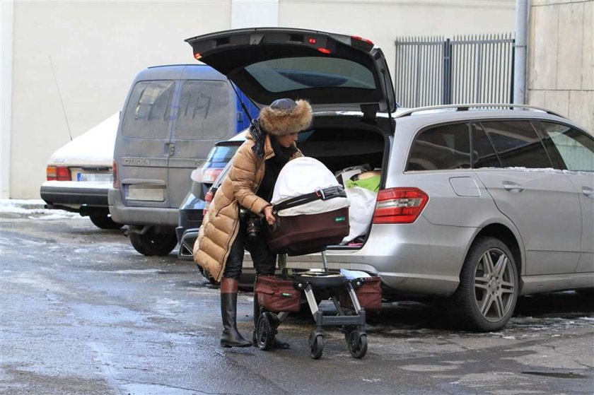 Anna Mucha z córeczką na spacerze. Foto