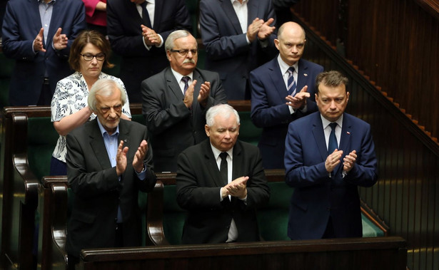 Parlament zakończył prace nad nową ustawą o TK, teraz trafi ona do prezydenta