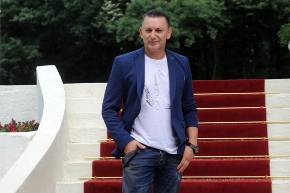 "ZARAĐUJU NA MOJIM PESMAMA, NE KAŽU NI HVALA" Šako Polumenta iskreno o karijeri i kolegama, pa ih ovako potkačio