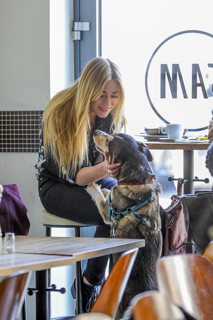 Marcelina Zawadzka z psem w kawiarni