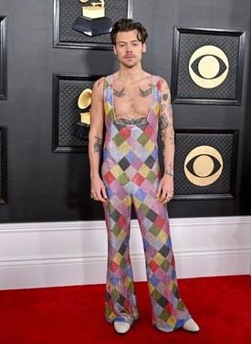 Harry Styles nem csak fellépett a Grammy-díjátadón, hat jelöléssel érkezett az eseményre: többek között jelölték a legjobb albumra (Harry's House) és a legjobb dalra (As It Was) is. Ez egyértelműen az ő estéje volt a tündöklésre, így a vörös szőnyegen egy mesteri kezeslábasban hódított. Styles csillogós-mintás, mélyen kivágott megjelenéséért Harry Lambert stylist felelt, ruhája a párizsi Egonlab márka jóvoltából készült.