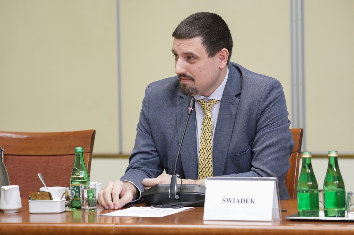 Wezwany na świadka były członek gabinetu politycznego ministra spraw wewnętrznych i administracji oraz były członek Rady Nadzorczej Polskiej Wytwórni Papierów Wartościowych S.A. Wiktor Klimiuk podczas posiedzenia sejmowej komisji śledczej do zbadania legalności, prawidłowości oraz celowości działań podjętych w celu przygotowania i przeprowadzenia wyborów Prezydenta Rzeczypospolitej Polskiej w 2020 r. w formie głosowania korespondencyjnego (jm) PAP/Tomasz Gzell
