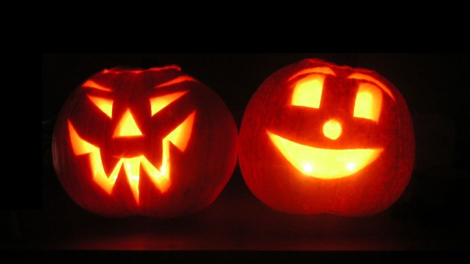 Halloweenowe lampy wydrążone w dyniach, tzw. Jack-o’-lantern (fot. MANSOUR DE TOTH, opublikowano na licencji Creative Commons Uznanie autorstwa–na tych samych warunkach 3.0 niezlokalizowana)