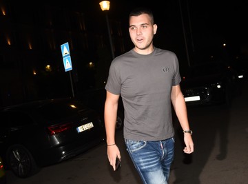 Jedno sasvim obično leto na jahti najpoželjnijeg srpskog neženje: Skinuo se i uživa sam, a udavače bi dale sve da se makar na minut osunčaju tu sa njim!
