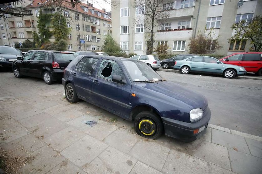 Wraki blokują miejsca parkingowe