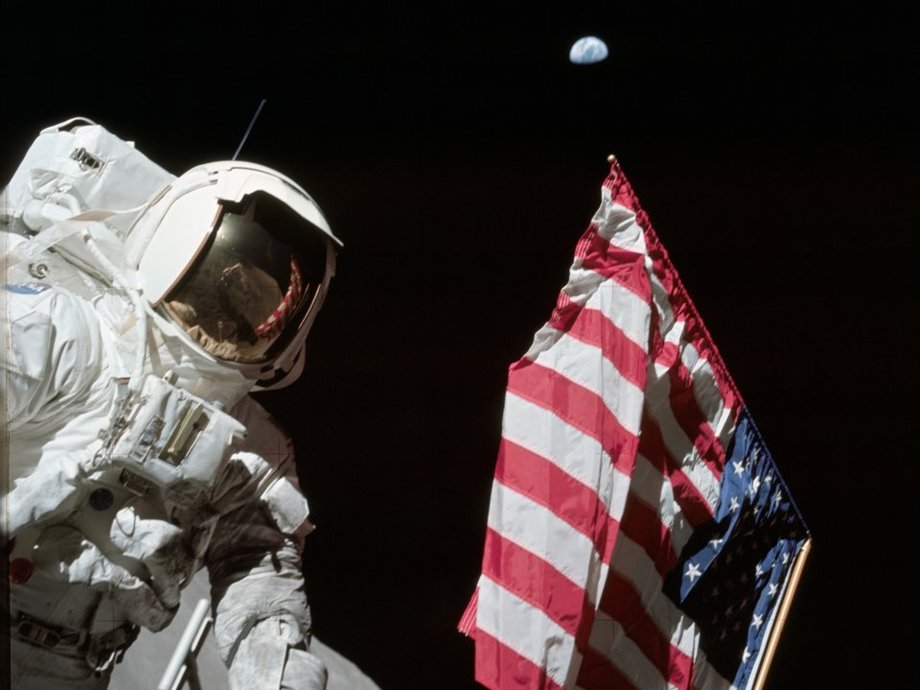 Astronauta Harrison H. Schmitt, pilot modułu księżycowego Apollo 17, pozuje obok flagi Stanów Zjednoczonych w grudniu 1972 roku