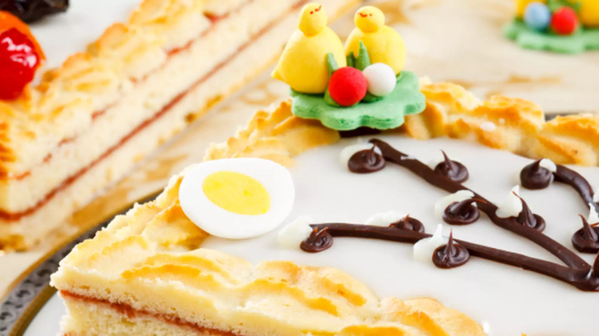 Wielkanocna słodkość: mazurek marcepanowy z żurawiną