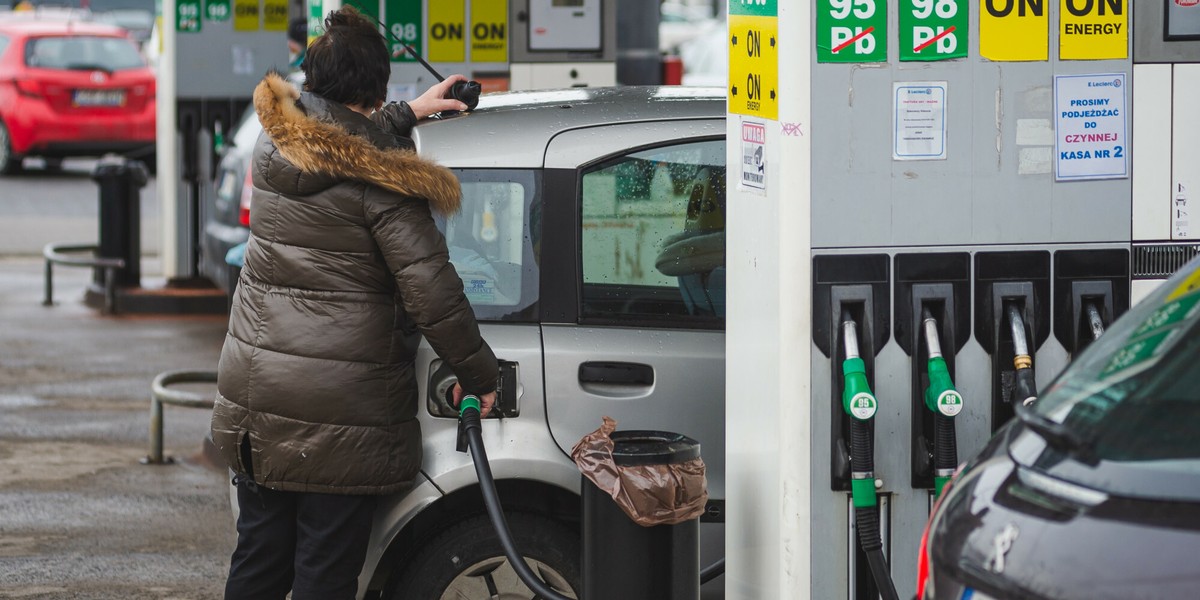 Tankowanie auta na stacji benzynowej w Gdańsku