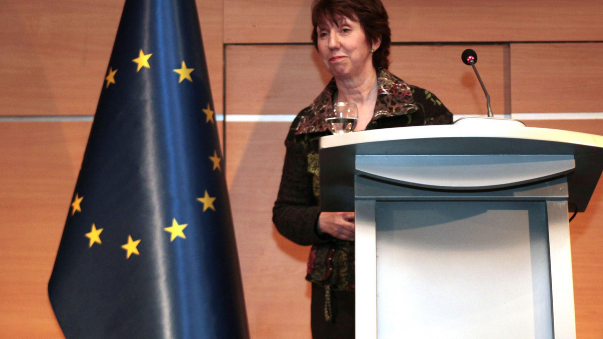 - Unia Europejska jest zdeterminowana, by wypełnić rezolucję ONZ. Wzywamy Kaddafiego do złożenia urzędu - powiedziała Catherine Ashton, Wysoki Przedstawiciel Unii Europejskiej ds. Wspólnej Polityki Zagranicznej i Bezpieczeństwa.