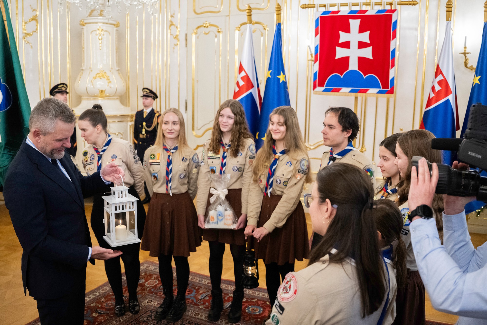 Prezident SR Peter Pellegrin prevzal Betlehemského svetla v Prezidentskom paláci od Slovenského skautingu. 