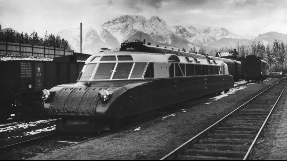 Torpeda podhalańska" na dworcu kolejowym w Zakopanem. W tle widoczny Giewont, 1936 rok, sygnatura 3/1/0/8/2970 (Narodowe Archiwum Cyfrowe, domena publiczna)