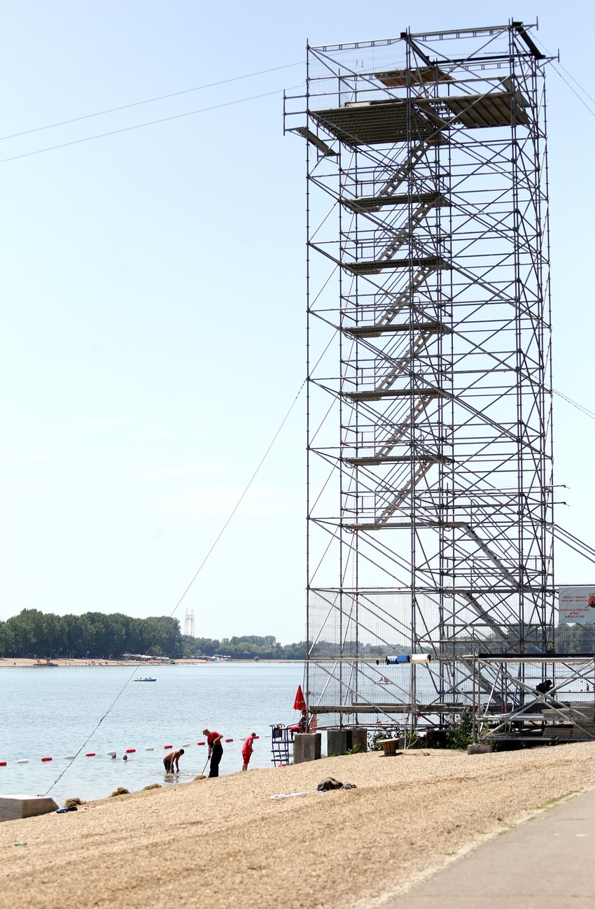 Radnici nasipaju novi šljunak