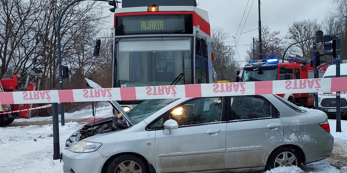 Łódź. Wypadek na ul. Dąbrowskiego. Honda pod tramwajem. Są ranni