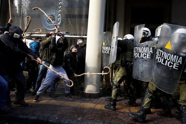 Starcie rolników z policją podczas demonstracji przed ministerstwem rolnictwa w Atenach.