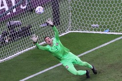 Synek pocieszał Wojciecha Szczęsnego. Ten obrazek łapie za serce [WIDEO]