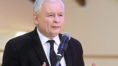 "FAZ": Jarosław Kaczyński stylizuje swojego brata na męczennika