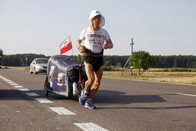 Ultramaratończyk i maratończyk biegnie po drodze krajowej nr 19. Zmierza do stolicy Grecji. O sportowcu zrobiło się głośno, gdy media podały, że przed startem zostawił swego psa przed schroniskiem dla zwierząt.Przywiązał go do bramy w upale i nie zawiadomił o tym pracowników placówki. Zostawił tylko zwierzęciu miskę z wodą. Właścicielka schroniska zawiadomiła prokuraturę, że Kuryło prawdopodobnie popełnił przestępstwo, porzucając psa.