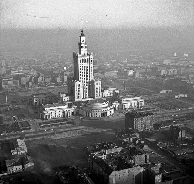 Pałac Kultury i Nauki górujący nad Warszawą