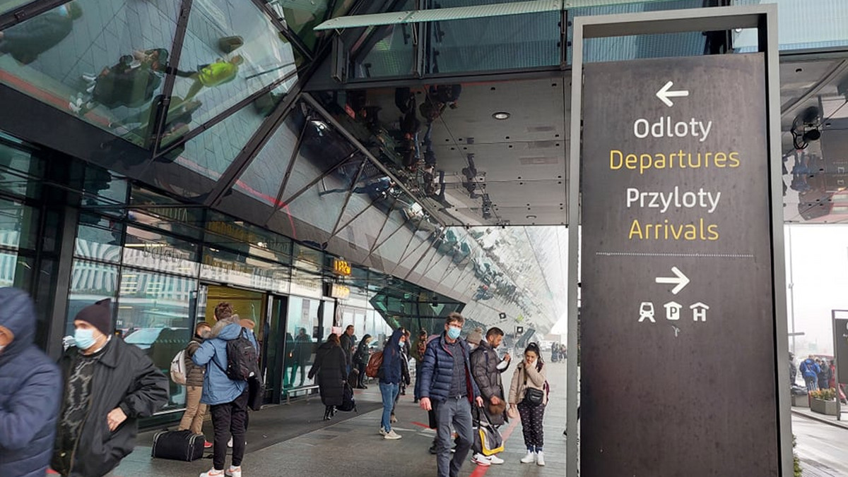 Zmiany zasad wjazdu do Polski. Podróżni narzekają na lotnisko Kraków Airport