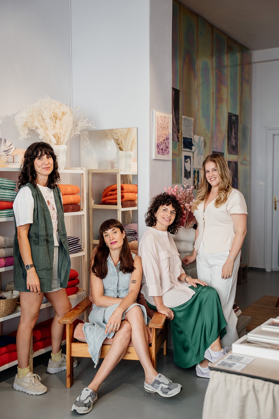 Az alkotói aktivitását a nemrég megnyitott Éden stúdióban folytatja négy magyar művésztársával