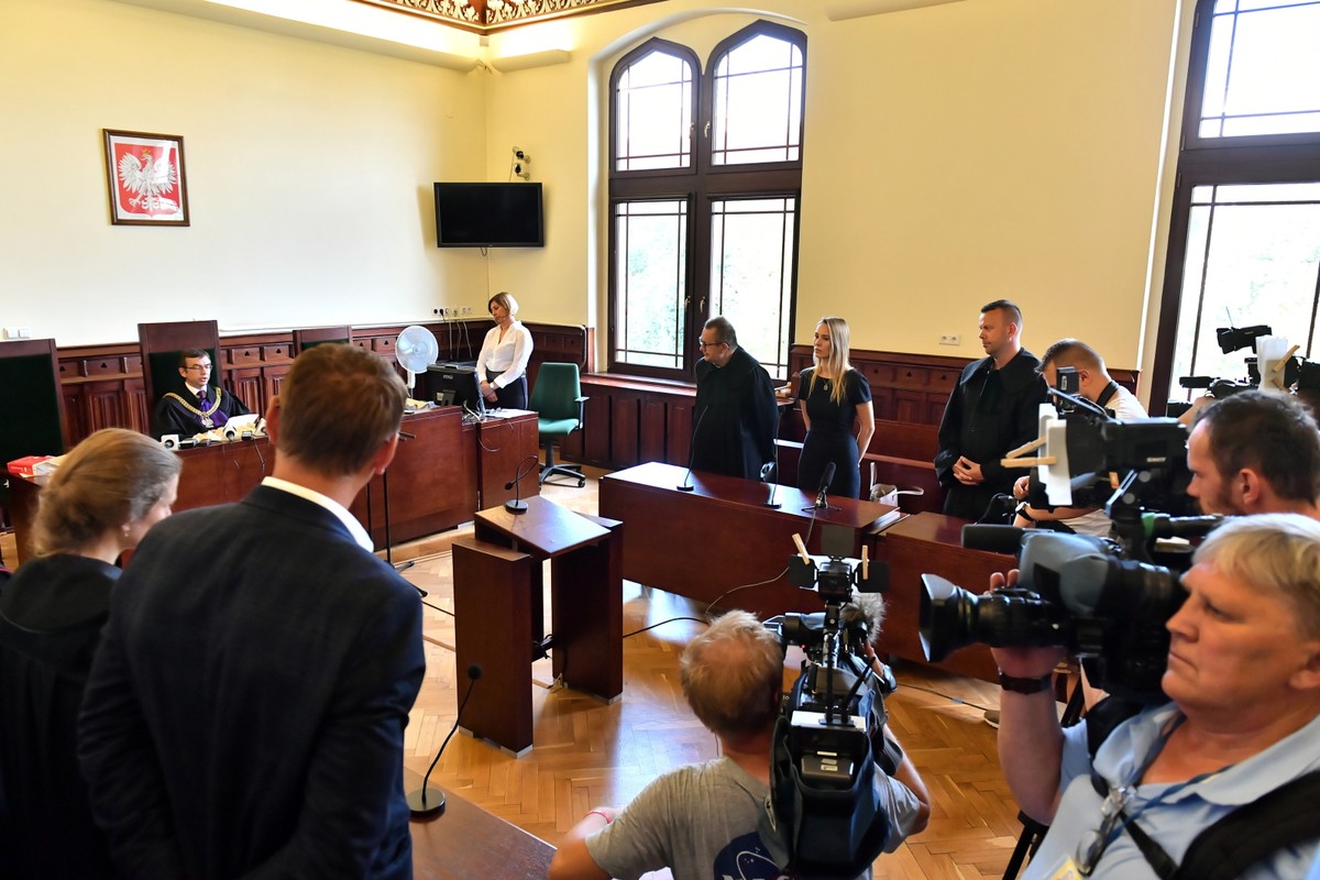 2,5 roku pozbawienia wolności dla funkcjonariusza, który katował zatrzymanego, oraz po dwa lata odsiadki dla trzech byłych już policjantów, którzy się temu przyglądali. Taki wyrok wydał sąd w sprawie osób mających związek ze śmiercią Igora Stachowiaka na policyjnym komisariacie.
