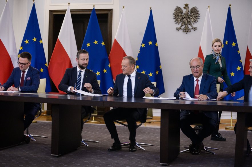 Przewodniczący Platformy Obywatelskiej Donald Tusk, przewodniczący Polski 2050 Szymon Hołownia, prezes Polskiego Stronnictwa Ludowego Władysław Kosiniak-Kamysz oraz współprzewodniczący Nowej Lewicy Włodzimierz Czarzasty i Robert Biedroń podczas uroczystości parafowania umowy koalicyjnej w Senacie w Warszawie, 10 listopada 2023 r.