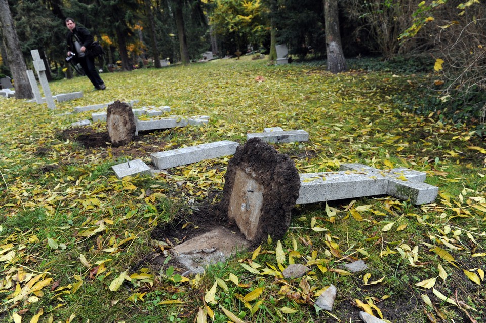 Zdewastowane groby na cmentarzu w Szczecinie