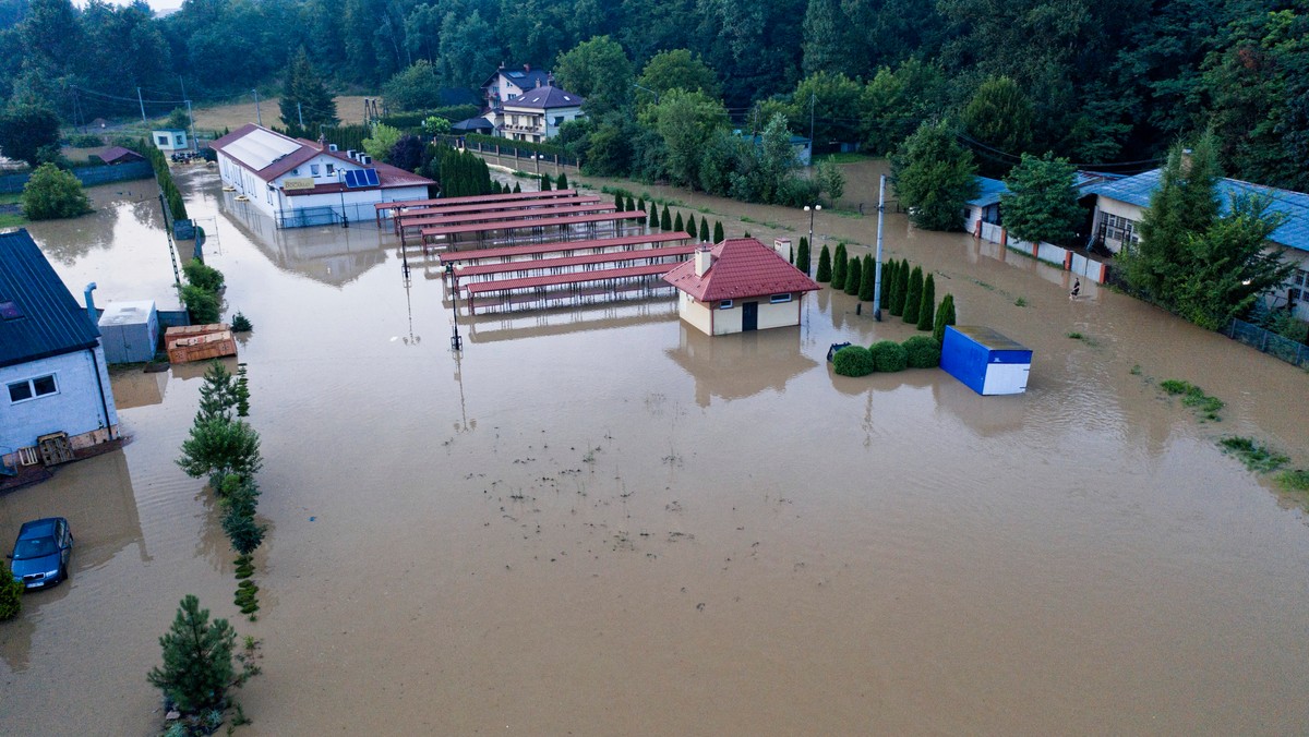 Podtopienia po gwałtownych opadach deszczu we wsi Grodzisko Górne.