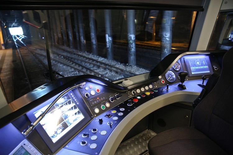 Na mocy umowy, podpisanej 26.08.2014 r., Newag dostarczył już w kwietniu i maju 2016 trzy z sześciu sztuk EZT dla obsługi przewozów pasażerskich w aglomeracji warszawskiej. Umowa obejmuje również świadczenie usług utrzymaniowych przez 6 miesięcy od przekazania pojazdu oraz przeszkolenie pracowników w zakresie obsługi utrzymania pojazdów. 

<br>
<br>
Źródło informacji: NEWAG S.A.<br>
fot. (cat) PAP/Rafał Guz