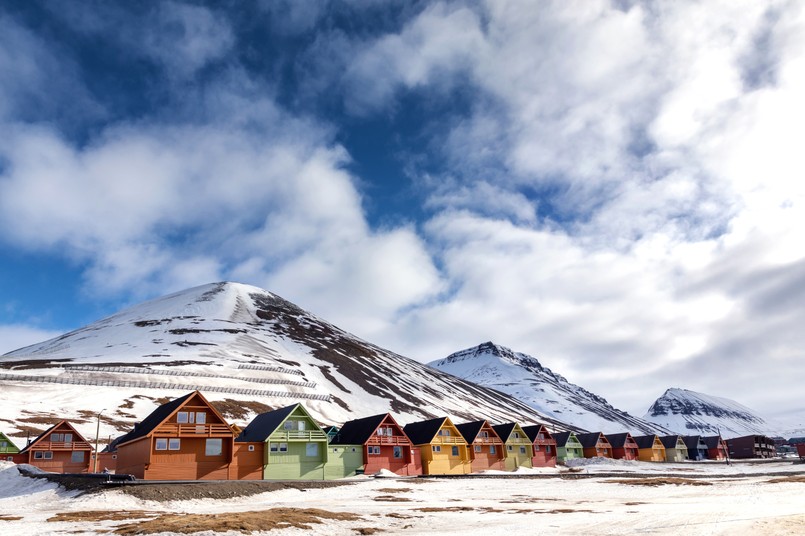 Row,Of,Colourful,Chalet,Houses,In,Longyearbyen,,Svalbard,,The,Most