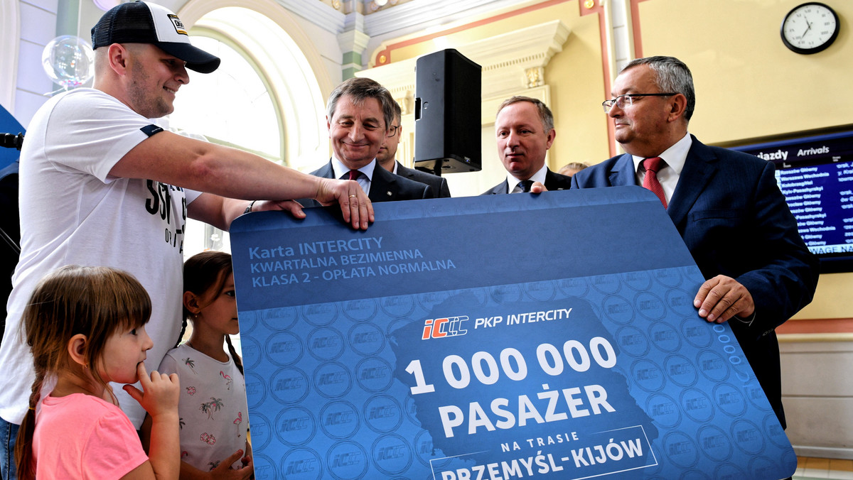 Na dworcu PKP w Przemyślu nagrodzono dzisiaj milionowego pasażera pociągu relacji Kijów-Przemyśl. Połączenie zostało uruchomione 2,5 roku temu. W uroczystości udział wzięli m.in. marszałek Sejmu Marek Kuchciński oraz minister infrastruktury Andrzej Adamczyk.