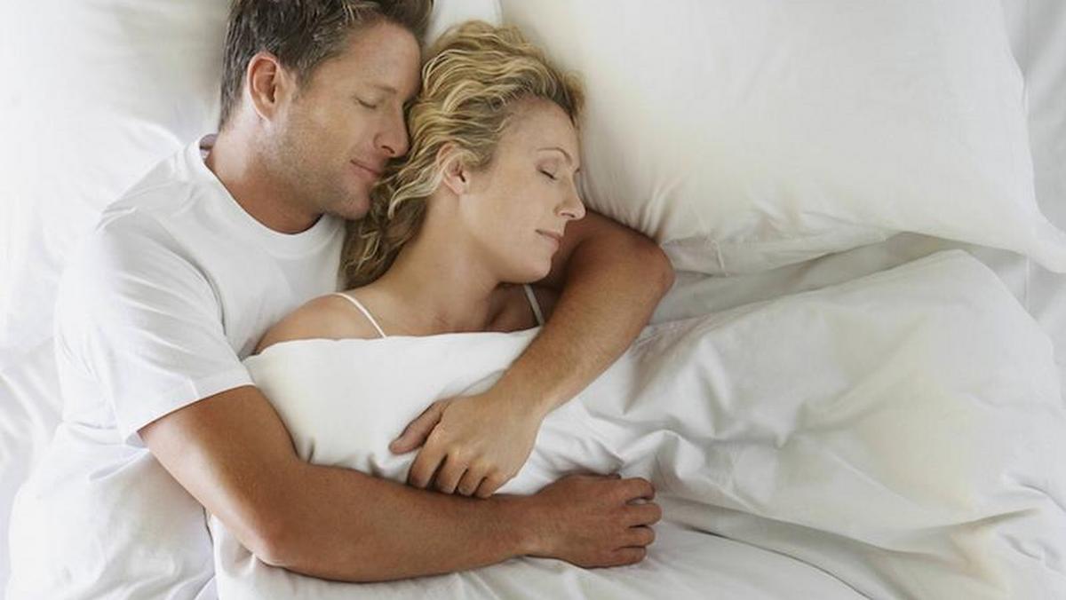 Para w łóżku seks przytulanie związki