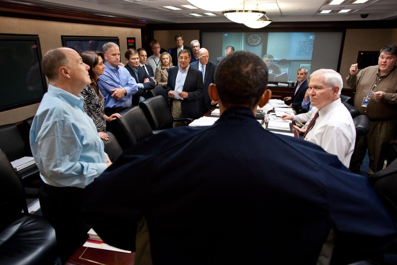 Jedno ze spotkań poświęconych akcji w Abbottabadzie, sala operacyjna Białego Domu, 2011 r. prezydent Obama stoi tyłem do kamery