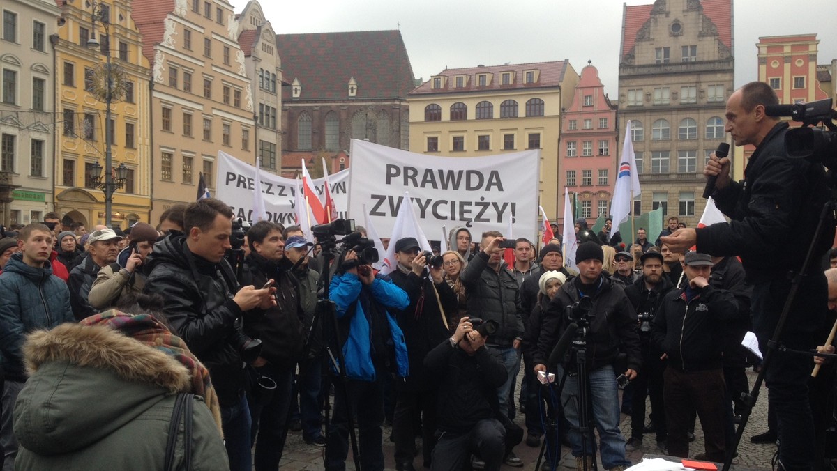 Wyszli na ulice, żeby zaprotestować przeciwko Państwowej Komisji Wyborczej. – Mamy dość wyborczej farsy, żądamy powtórzenia wyborów – mówili ci, którzy zebrali się w sobotę na wrocławskim Rynku. Na czele protestujących stanął Paweł Kukiz, który z ramienia Bezpartyjnych Samorządowców został radnym sejmiku dolnośląskiego.