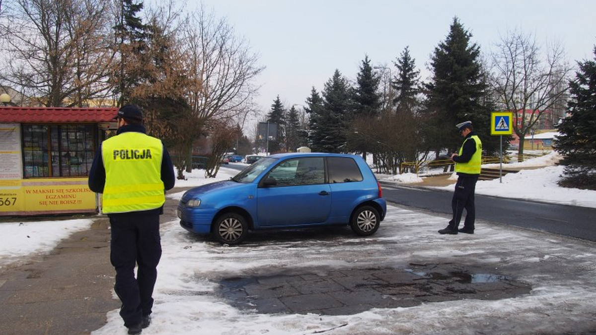 Zielonogórscy policjanci od wczoraj sprawdzają oznakowanie na osiedlach. Jednym z głównych celów jest sprawdzenie, czy będzie możliwe wyznaczenie dodatkowych miejsc parkingowych. To wyraźna zmiana, do tej pory mundurowi pojawiali się, kiedy trzeba było karać mandatami.