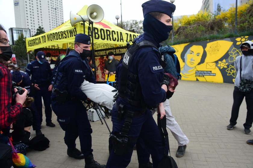 Awantura pod namiotem Stop Aborcji w centrum Warszawy