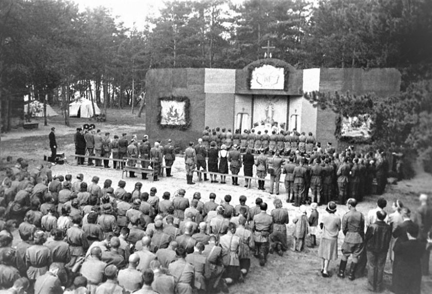 Polski akcent. Żołnierze Pierwszej Dywizji Piechoty im Tadeusza Kościuszki w trakcie modlitwy w kościele obozowym, Sielce nad Oką (1943, domena publiczna)