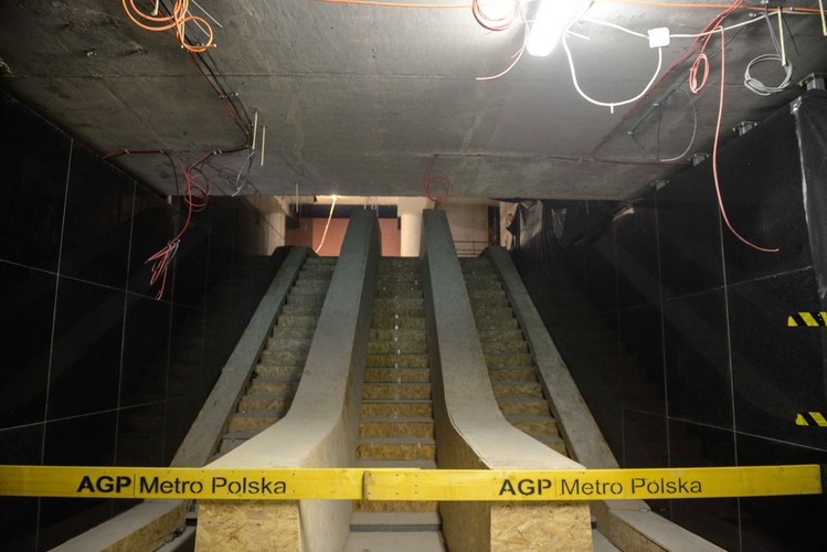 Druga możliwość to przesiadka na poziomie peronów pasażerskich, na skrzyżowaniu tuneli szlakowych I i II linii. 

<br>
Na zdjęciu: schody
<br><br>fot. (mgo) PAP/Jakub Kamiński