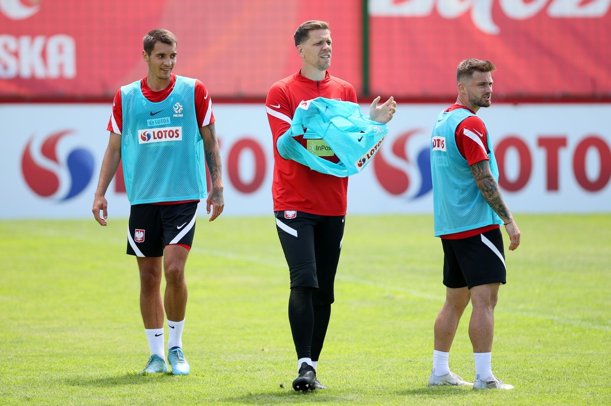 Piłkarz reprezentacji Polski (od lewej): Jakub Kiwior, bramkarz Wojciech Szczęsny i Karol Linetty, podczas treningu kadry w Warszawie