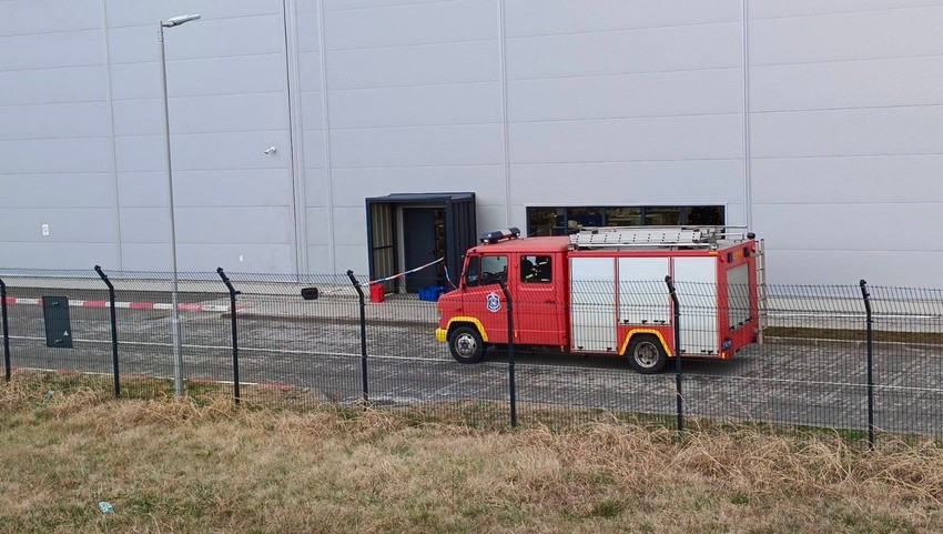 Vatrogasci spasioci dežuraju ispred pogona 