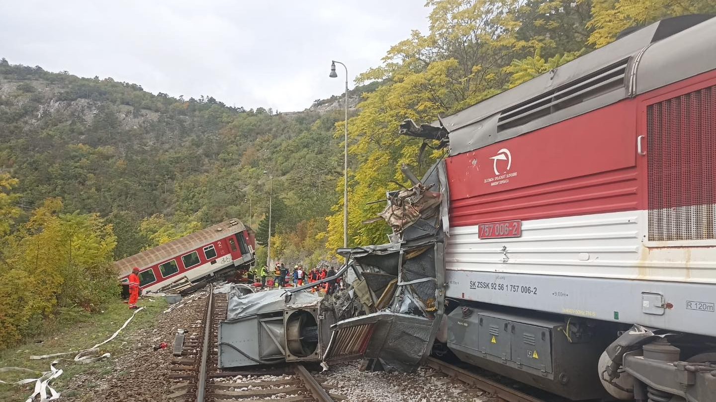 Pred tunelom v obci Jablonov nad Turňou došlo k zrážke dvoch rýchlikov.