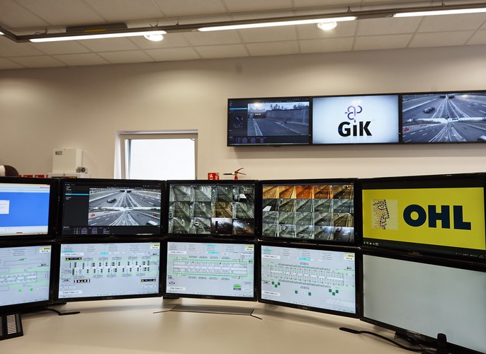 23 kwietnia odbędzie się „dzień otwarty tunelu”. O godz. 9 będą mogli nim przejechać rowerzyści, o 11 – przebiec biegacze a od 12.45 będą mogli korzystać piesi. W październiku 2014 r. podczas „dnia otwartego tunelu” w ciągu czterech godzin zwiedziło go ok. 16 tys. osób. 
<br>Na zdjęciu: Tunel pod Martwą Wisłą w Gdańsku - centrum sterowania tunelu  
<br>bls/ pz/
<br><br>fot.  (mr) PAP/Dominik Kulaszewicz