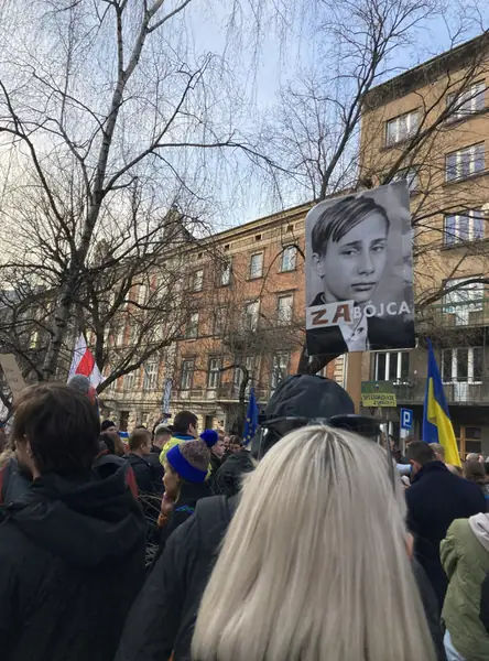 Demonstracja solidarnościowa z Ukrainą, Kraków — 24 lutego 2022 r. / Ofeminin