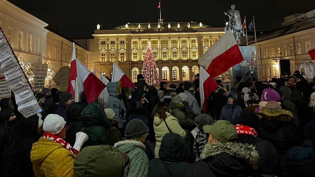 Protest przed Pałacem Prezydenckim. Zebrało się ok. 100 osób [ZDJĘCIA]