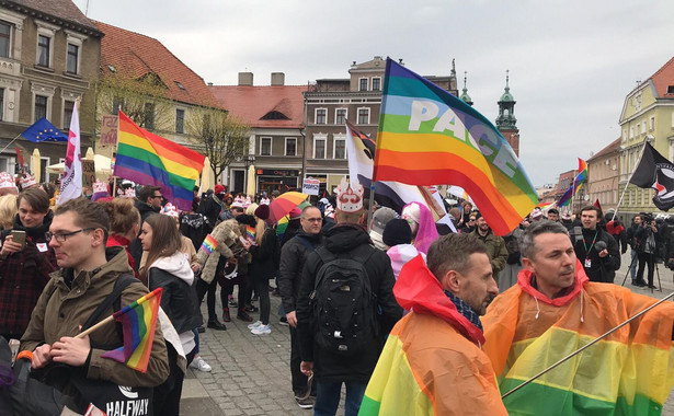 Marsz równości w Gnieźnie. Policja obrzucana butelkami. Wiosna Biedronia publikuje "mapę wstydu" PO