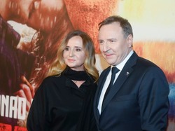 Hitowe spodnie, ale but nie ten... Joanna Kurska na premierze filmu. FOTO