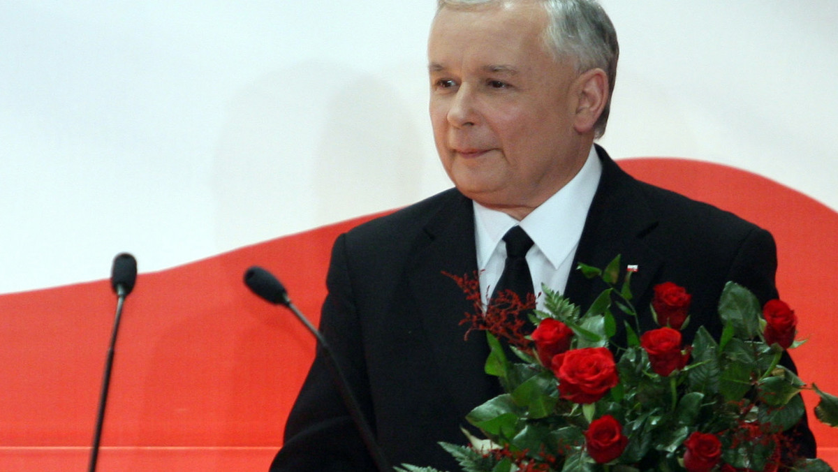 Jarosław Kaczyński twierdzi, że wizerunek Lecha Wałęsy za jakiś czas może "rozsypać się jak domek z kart". Szef PiS uważa też, że odpowiedzialność za ataki na przeciwników przeniesienia krzyża sprzed Pałacu Prezydenckiego ponosi premier Donald Tusk. - Bierna postawa rządu i władz stolicy zachęciła pijane hordy, by rzuciły się na bezbronnych ludzi - mówi w "GP".